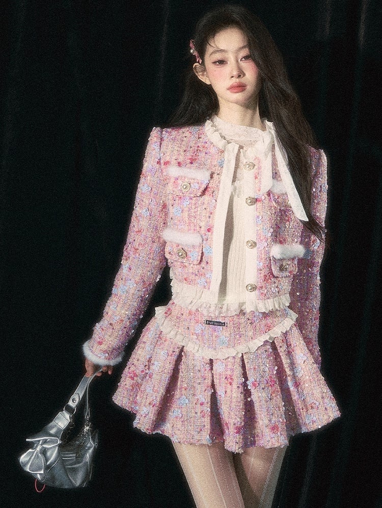 Veste courte en tweed rose avec détails floraux, perles et paillettes