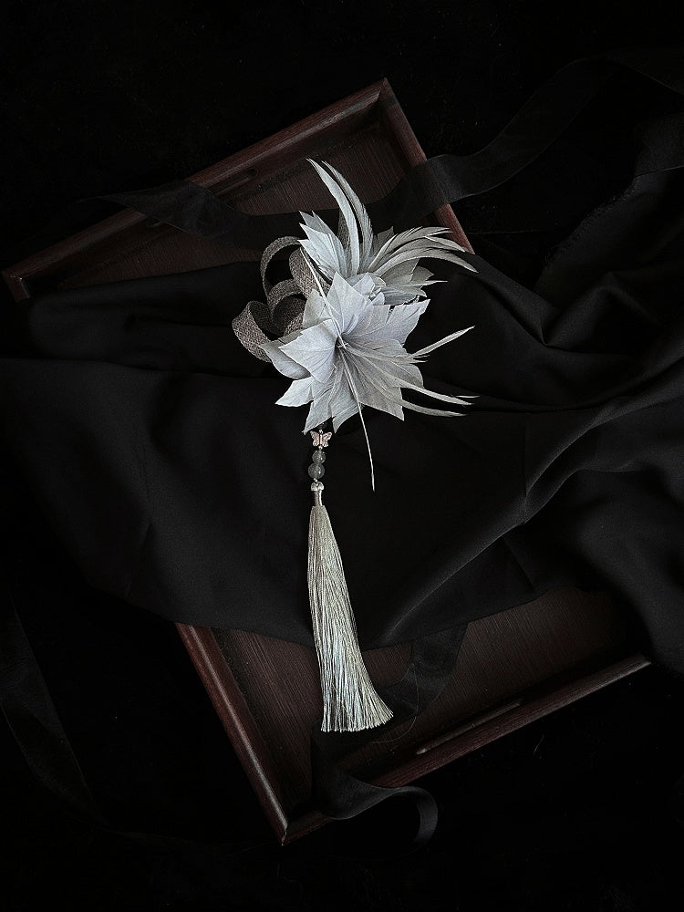 Barrette à cheveux florale à plumes grises/bleu foncé