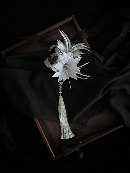 Barrette à cheveux florale à plumes grises/bleu foncé