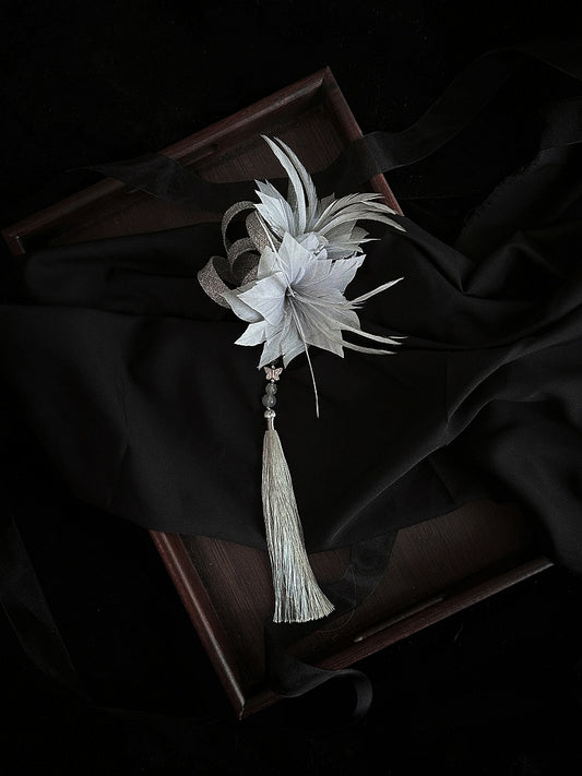 Barrette à cheveux florale à plumes grises/bleu foncé