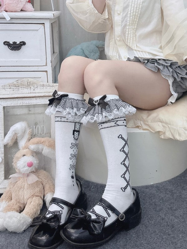 白い袖口とフリル、黒い膝下プリント、蝶結びのロリータストライプストッキング
