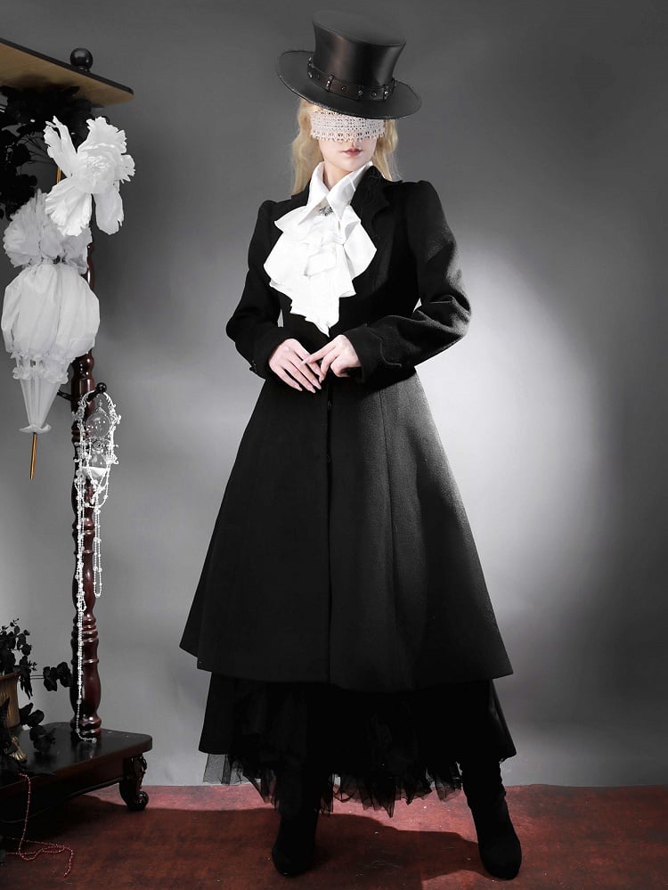 Schwarzer Gothic-Lolita-Mantel mit geschwungenem Kragen und Fledermausflügeln