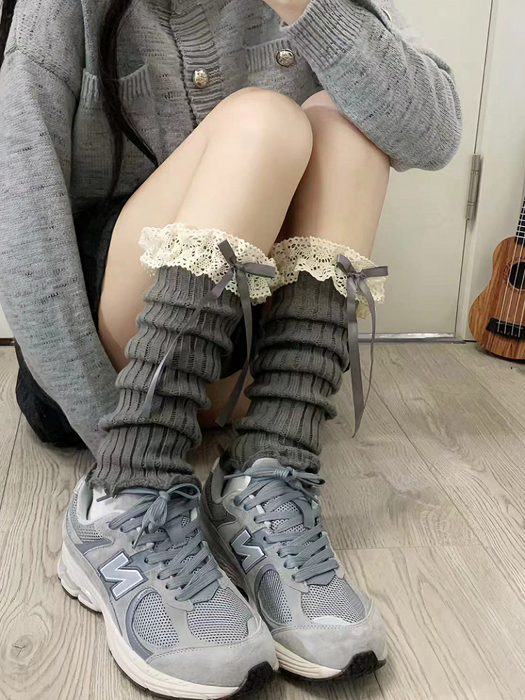 Jambières blanc cassé avec bordure en dentelle et nœud papillon