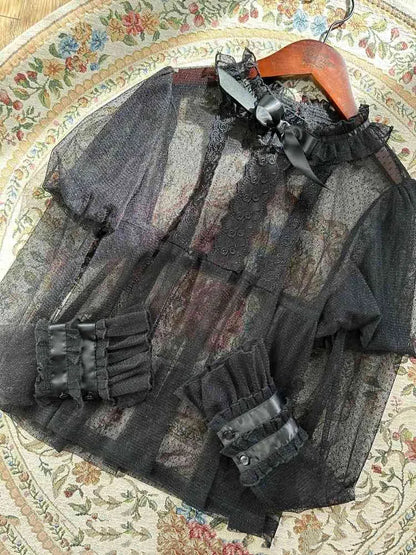Schwarze transparente Bluse mit Rüschenausschnitt und Juliette-Ärmeln