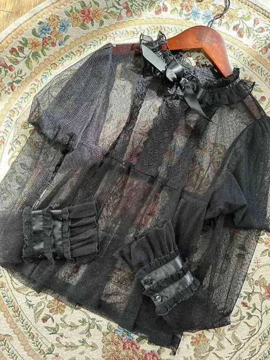 Schwarze transparente Bluse mit Rüschenausschnitt und Juliette-Ärmeln