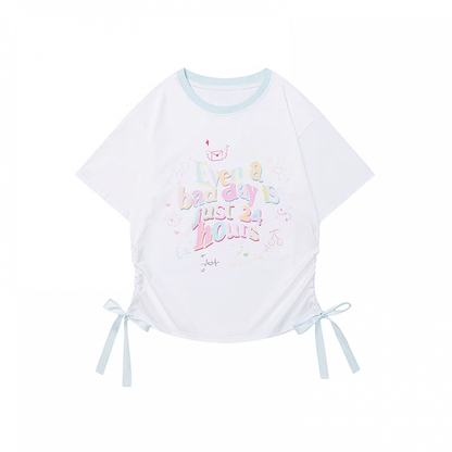 Lockeres T-Shirt mit Saumdetails, weißer Rundhalsausschnitt, Buchstabendruck und Schleife