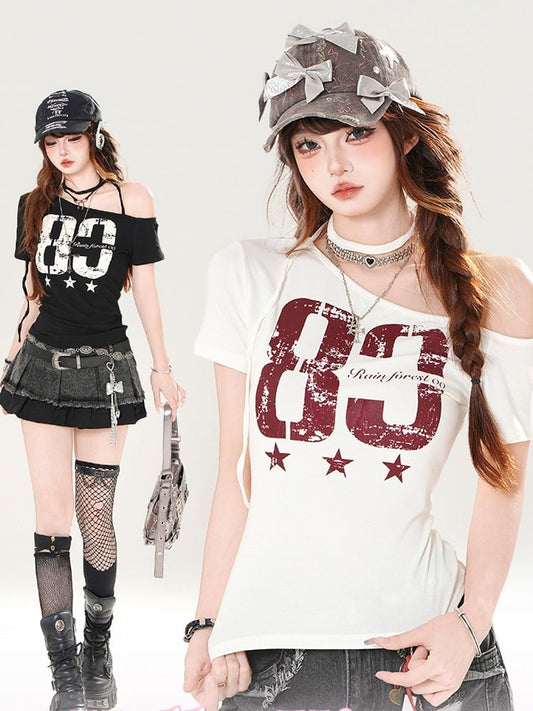 T-Shirt mit asymmetrischem Ausschnitt und Vintage-Zahlendruck, Schwarz/Weiß