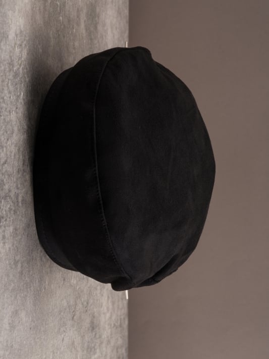 Schwarze Baskenmütze mit Schnalle und Gothic-Muster