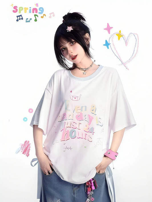 Lockeres T-Shirt mit Saumdetails, weißer Rundhalsausschnitt, Buchstabendruck und Schleife