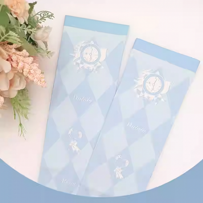 Bas au-dessus du genou à motif losanges bleus, ambiance Alice au pays des merveilles