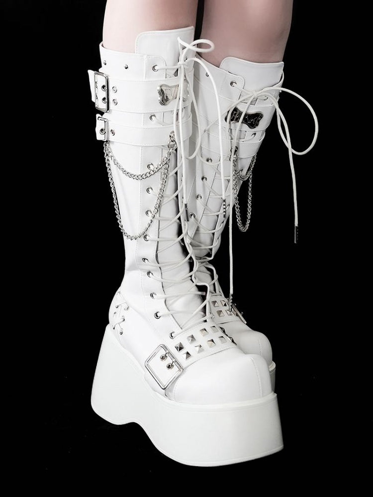 Bottes montantes à plateforme compensée style punk blanc mat avec plaques métalliques en forme d'os