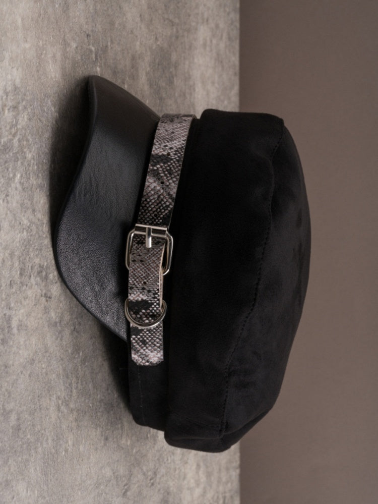 Schwarze Baskenmütze mit Schnalle und Gothic-Muster