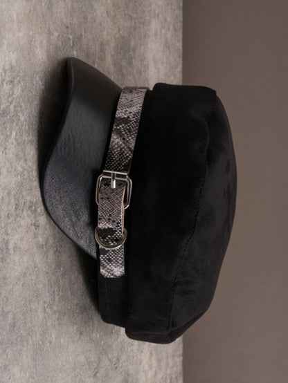 Schwarze Baskenmütze mit Schnalle und Gothic-Muster