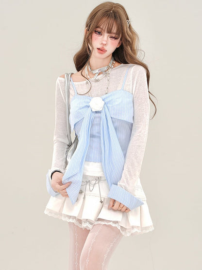 Ensemble haut blanc semi-transparent avec haut camisole à rayures bleues et nœud