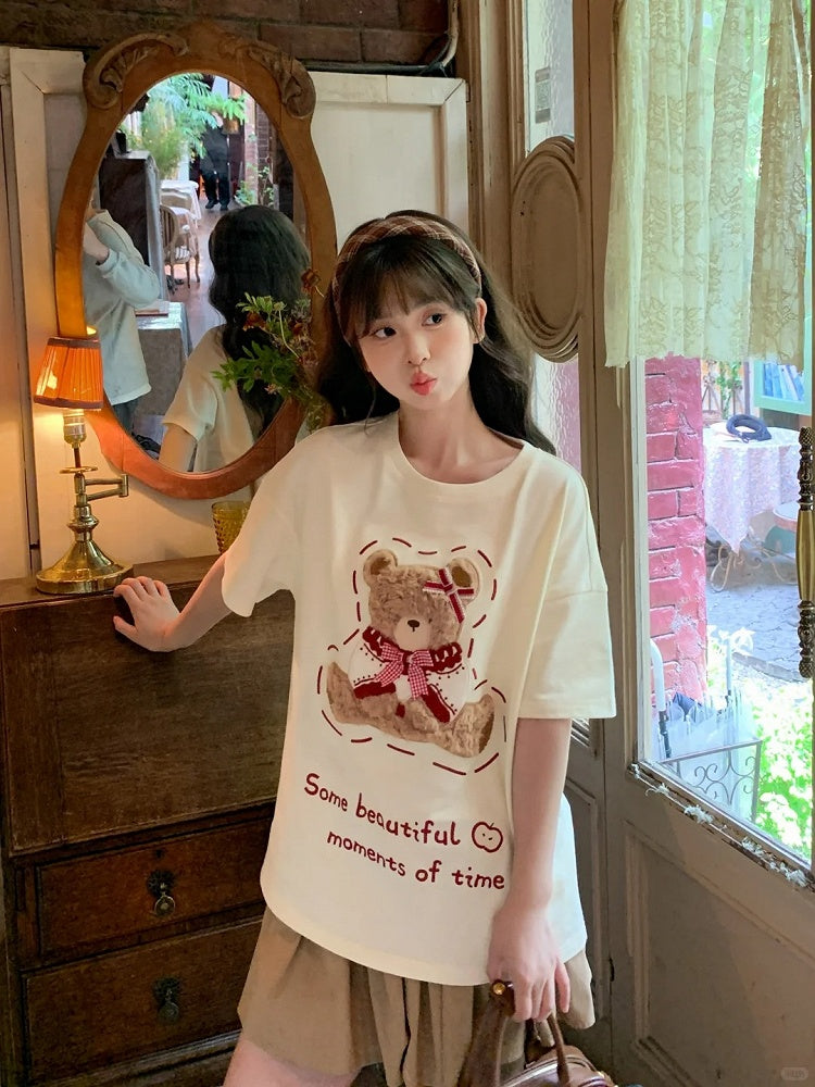 Aprikosenfarbenes, lockeres T-Shirt mit Rundhalsausschnitt und Bärenstickerei aus Baumwollplüsch