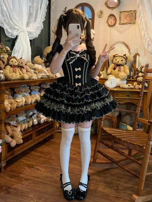 Gestufte schwarze Lolita-Taille mit Jakobsmuschelmuster und Tupfenmuster mit Kleiderbesatz und Prinzessinnensaum