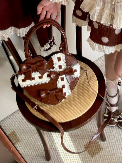 PU-Tasche mit süßen Details, Herz-Schleife, braunes Leder an den Riemen, gewellter Saum