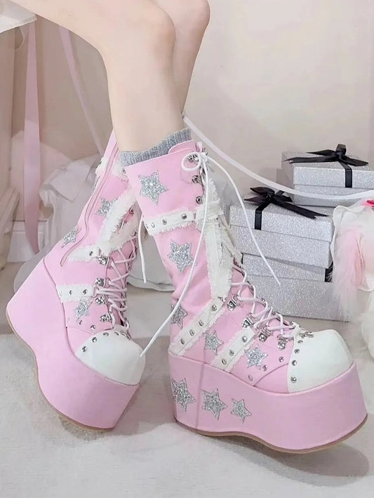 mit wadenlangen, sternförmigen Applikationen im Schnürstil, rosa, klobige, glänzende Gyaru-Plateaustiefel