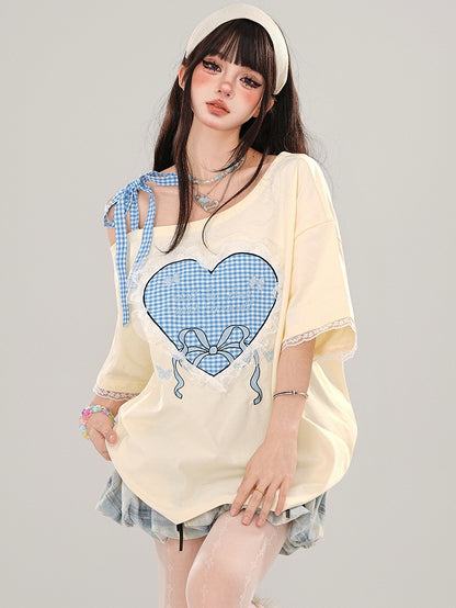 Milchgelb/Rosa kariertes T-Shirt mit Herz-Print, asymmetrischem Ausschnitt und Spitzenbesatz