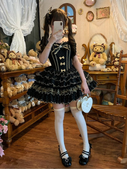 Gestufte schwarze Lolita-Taille mit Jakobsmuschelmuster und Tupfenmuster mit Kleiderbesatz und Prinzessinnensaum