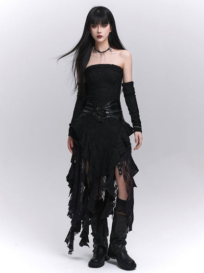 Asymmetrisches trägerloses Kleid mit schwarzen, frei fallenden Rüschen