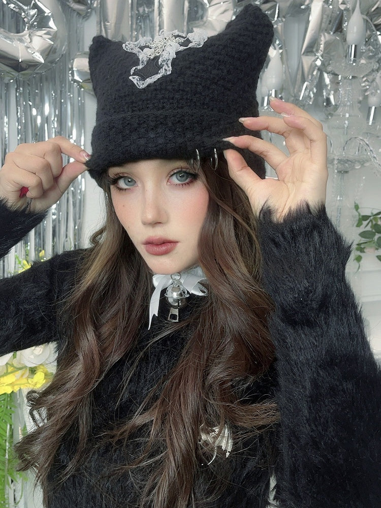 Bonnet en tricot punk avec oreilles de chat noires et patch croisé