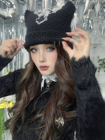 Bonnet en tricot punk avec oreilles de chat noires et patch croisé