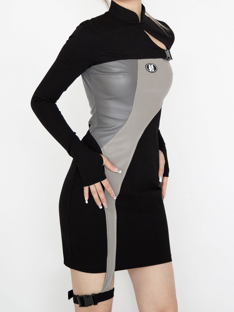 Robe glamour futuriste cyberpunk noire et grise à col à bandes et détails découpés avec jarretière
