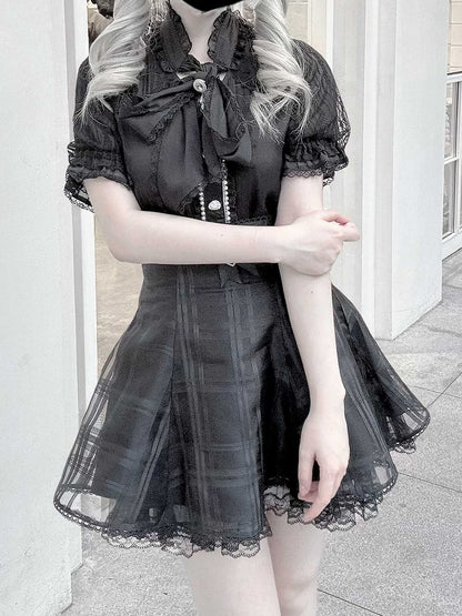 Chiffonbluse mit schwarzem Kei Jirai-Bogen und selbstbindender Spitze im Stoffstil