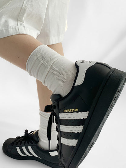 Lockere Socken mit weißem Rippenbesatz