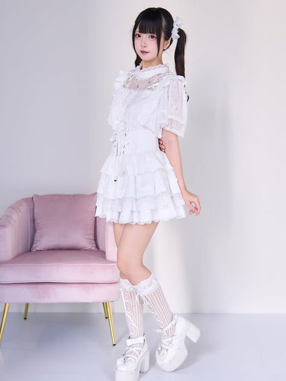 Ärmel Jirai Kei Weiße kurze Bluse mit überkreuztem Illusionsausschnitt und Perlenketten