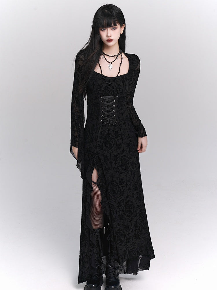 Robe gothique noire à manches cloche et fentes latérales en dentelle rosette avec détails à lacets