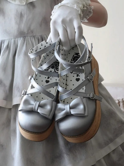 Plateauschuhe mit runder Spitze und süßer silberner Schleife aus Lolita-PU – Oberteil mit kreuz und quer verlaufendem Design