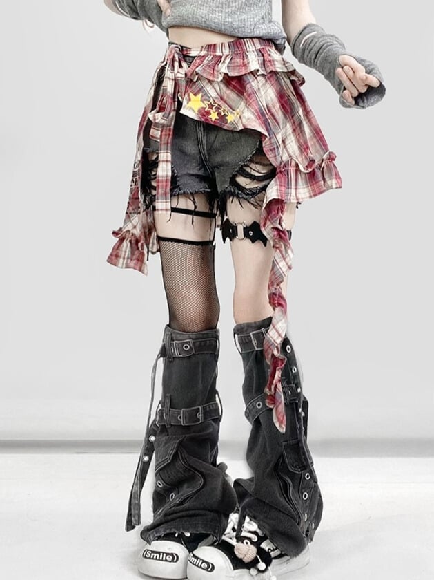 Design Distressed Bittersweet Y2K Rote Löcher + Bein-Accessoire-Stulpen Schwarze karierte Shorts