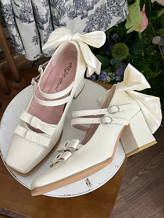 Schuhe mit Schleife, weißer Zehenpartie, zwei Akzente, quadratischer Block – elegante High Heel-Schnallen