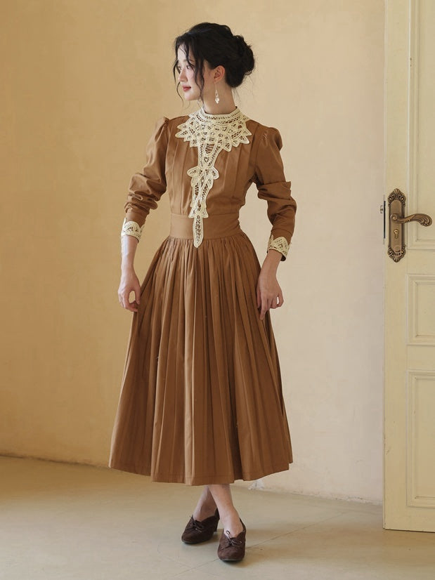 Robe marron vintage à col à bandes et manches longues bouffantes