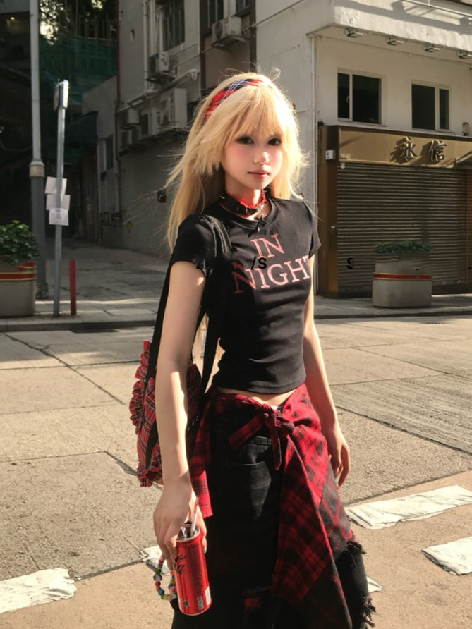 Glamorous – Kurzes T-Shirt in Schwarz/Weiß mit Buchstaben-Print