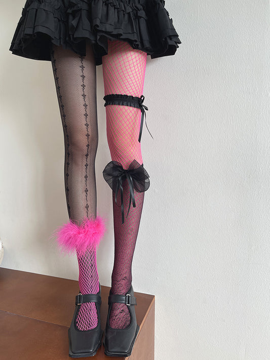 Asymmetrische schwarze Unterknee-Strumpfhose mit floraler Schleife/rosa Netzsocken/schwarze Strümpfe, Musterdesign, Federrosa