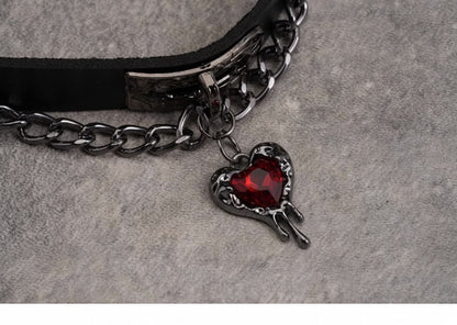 Roter Strass Herzförmiger Choker PU Anhänger Schwarz