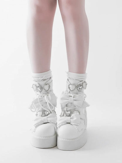 Mattweiße Jirai-Stiefel mit Schnürung und Kei-Schnallen, Sweetheart-Ausschnitt und Strasssteinen