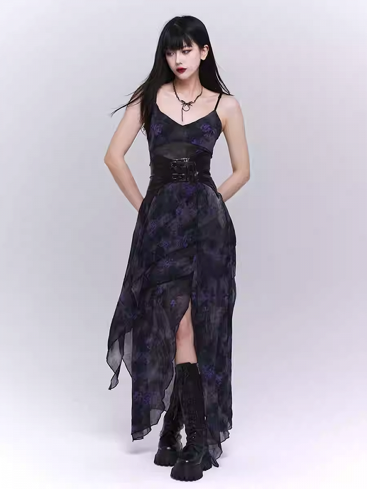 Robe camisole glamour à ourlet asymétrique et fleurs noires et violettes