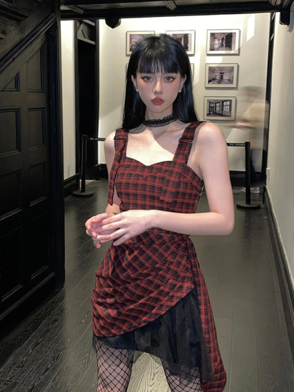 Robe moulante sans manches à ourlet asymétrique à carreaux rouges et noirs