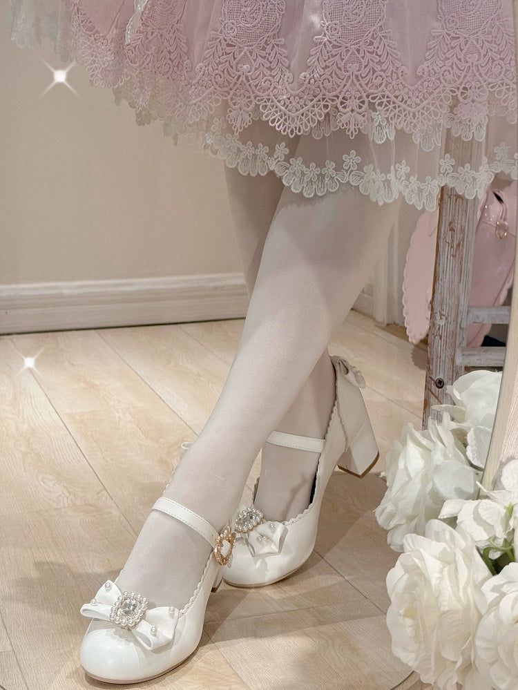 Runde Lolita-Schuhe mit Mary-Toe-Dekor und Strasssteinen in Weiß und mit Perlen verziert
