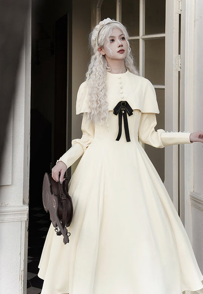 Robe Lolita élégante à manches longues et cape beige