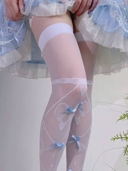 Bas semi-transparents au-dessus du genou avec nœud blanc et bleu