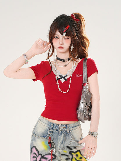 Eng anliegendes T-Shirt mit Spitze in Schwarz/Rot