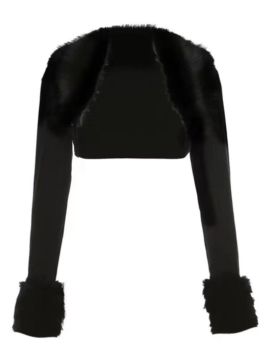 取り外し可能なフェイクファーの襟と袖口が付いたブラックのショール