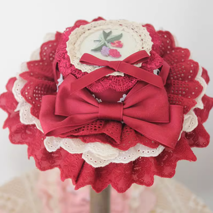 Chapeau haut de forme à bordure en dentelle et broderie florale