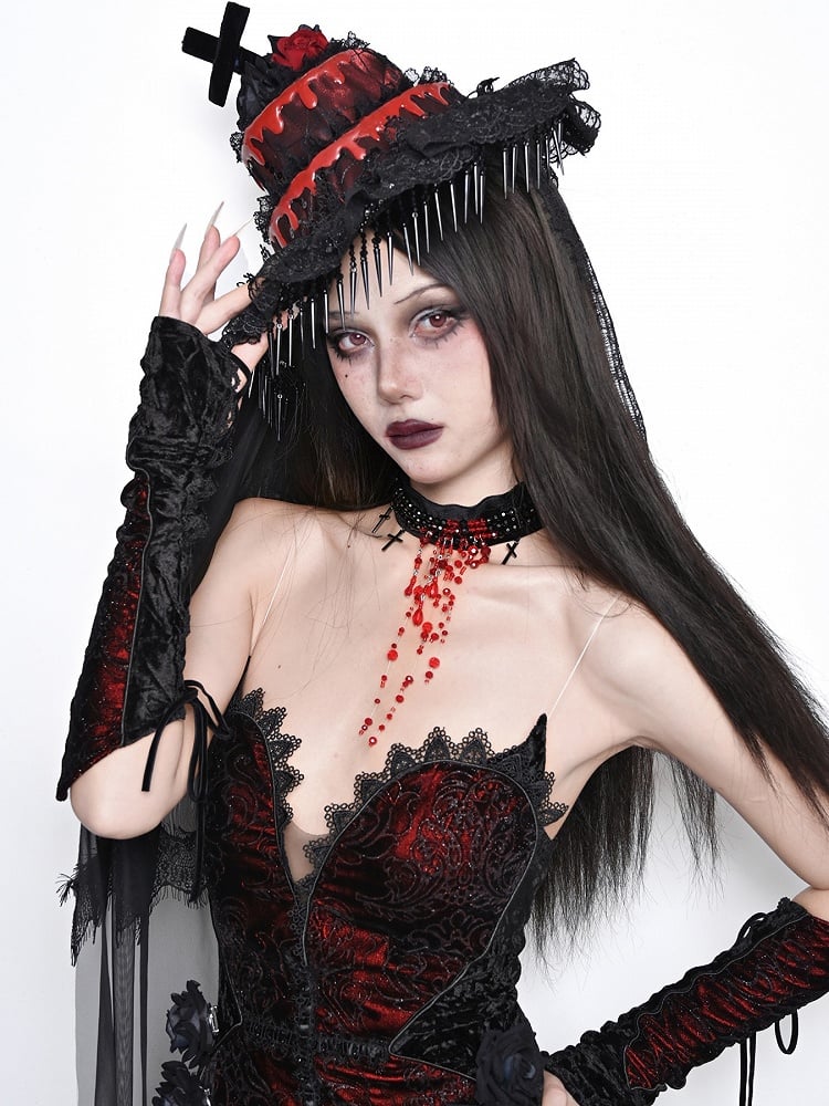 Chapeau en forme de gâteau noir et rouge avec croix gothique