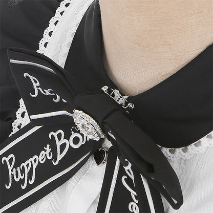 Robe croisée noire Jirai Kei à volants et bordure en dentelle avec traîne à gros nœud